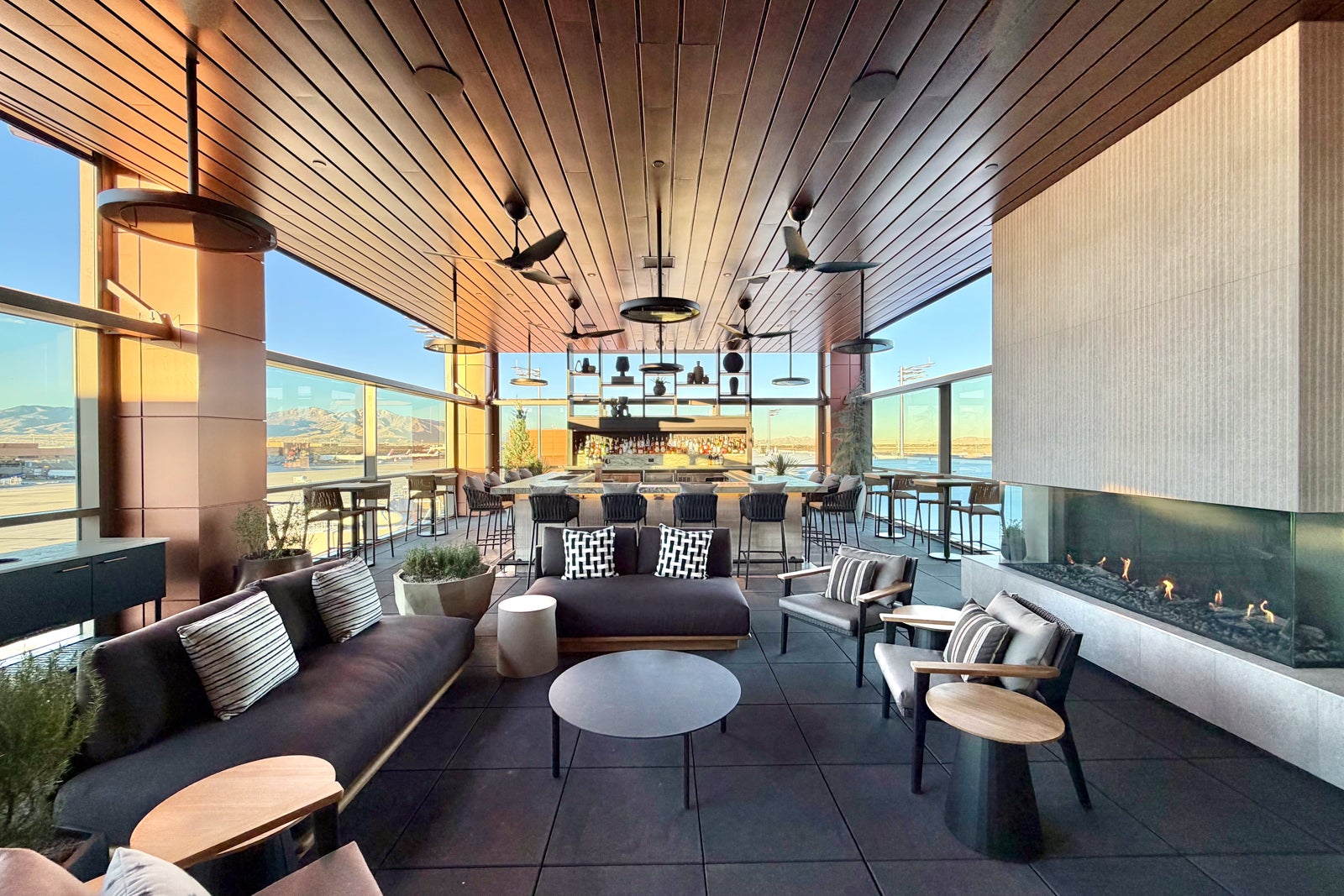 7 credit cards that offer lounge access to authorized users