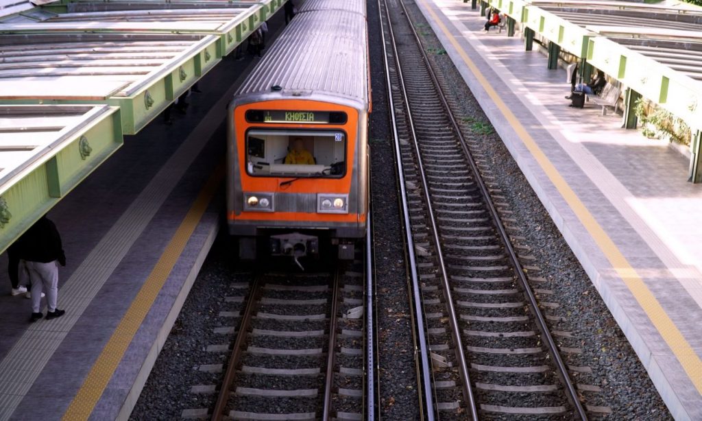 Ομόνοια: Συνελήφθησαν δύο άτομα για κλοπή πορτοφολιού στον ΗΣΑΠ