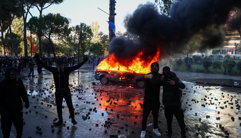 Πέμπτη μέρα χάους στα Τίρανα: Πυρπόλησαν όχημα έξω από το πρωθυπουργικό γραφείο – Δεκάδες τραυματίες (βίντεο, φωτογραφίες)