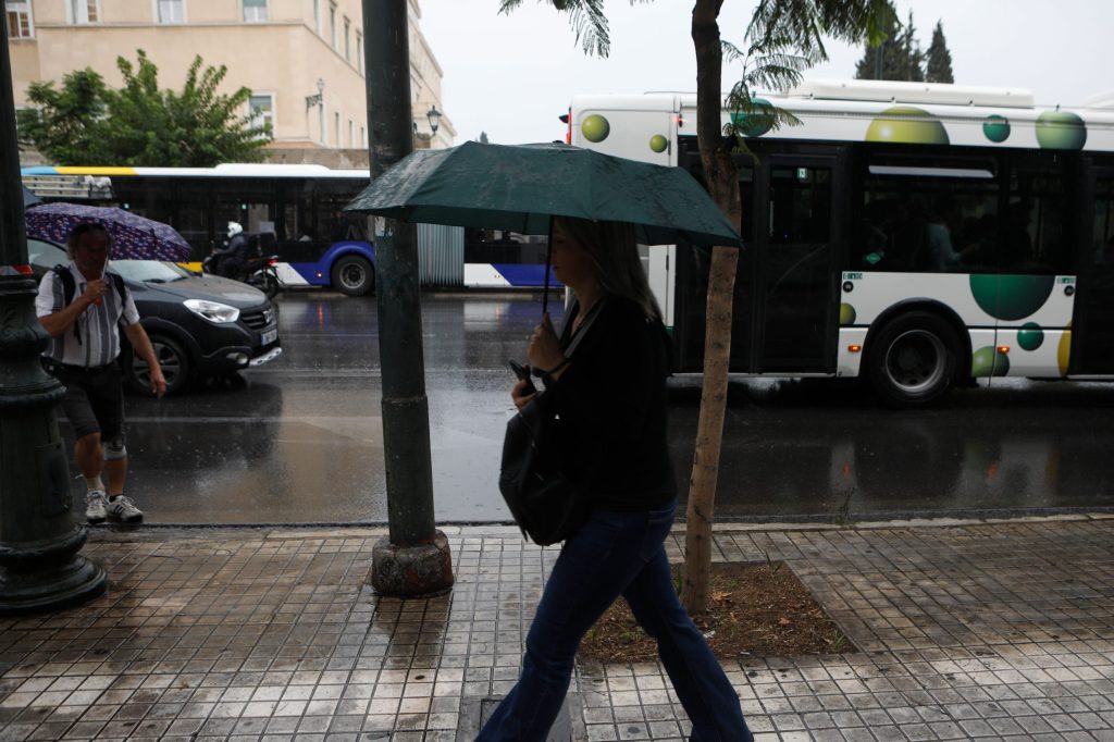 Καιρός: Βροχές, καταιγίδες και πτώση θερμοκρασίας – Οι περιοχές που θα επηρεαστούν