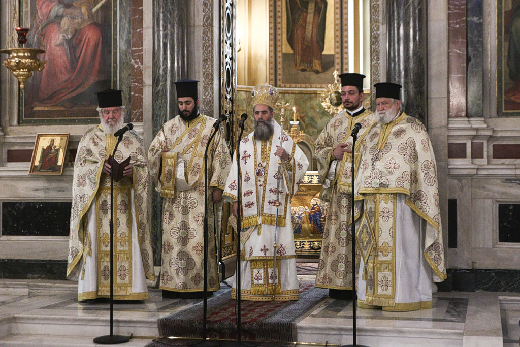 Με λαμπρότητα η λιτάνευση του Αγίου Διονυσίου στο Κολωνάκι – Ποιοι πολιτικοί έδωσαν το παρών (video)