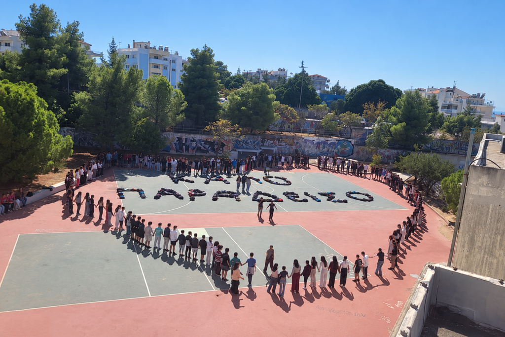 Ηλιούπολη: Ραγίζει καρδιές το «αντίο» των μαθητών στη διευθύντριά τους – Σχημάτισαν το «Καλό παράδεισο» με τις τσάντες τους