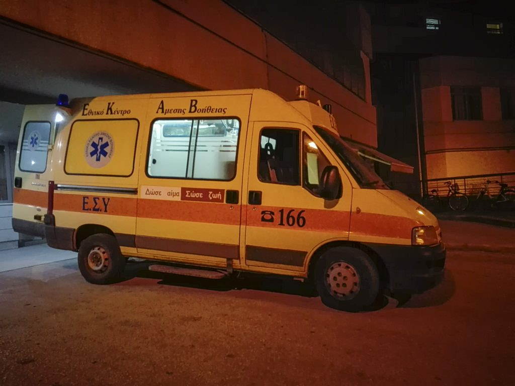 Σπάτα: Αυτοκίνητο παρέσυρε τροχονόμο που ρύθμιζε την κυκλοφορία – Ελαφρά τραυματίας στο πόδι