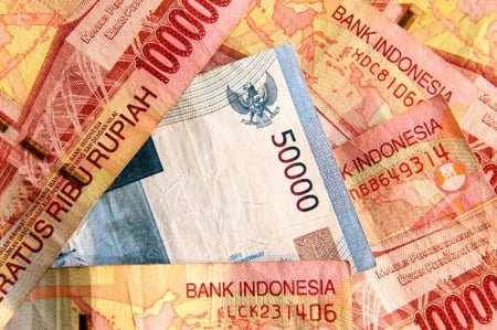 U.S. dollar snaps four-week win streak, helping the euro halt a five-week slide