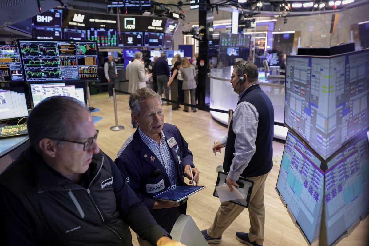 Wall Street heads for weekly gains as tech shares rebound, oil prices retreat
