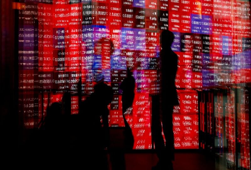 Stocks advance ahead of earnings, navigating still-high Treasury yields and oil prices