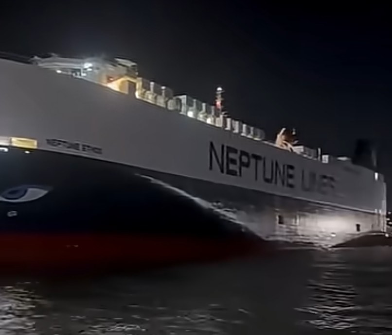 Προσάραξη «Neptune Ethos» στη Σαλαμίνα: «Ασφαλείς όλοι οι επιβαίνοντες, δεν υφίσταται πειβαλλοντικός κίνδυνος» – Η ανακοίνωση της εταιρείας
