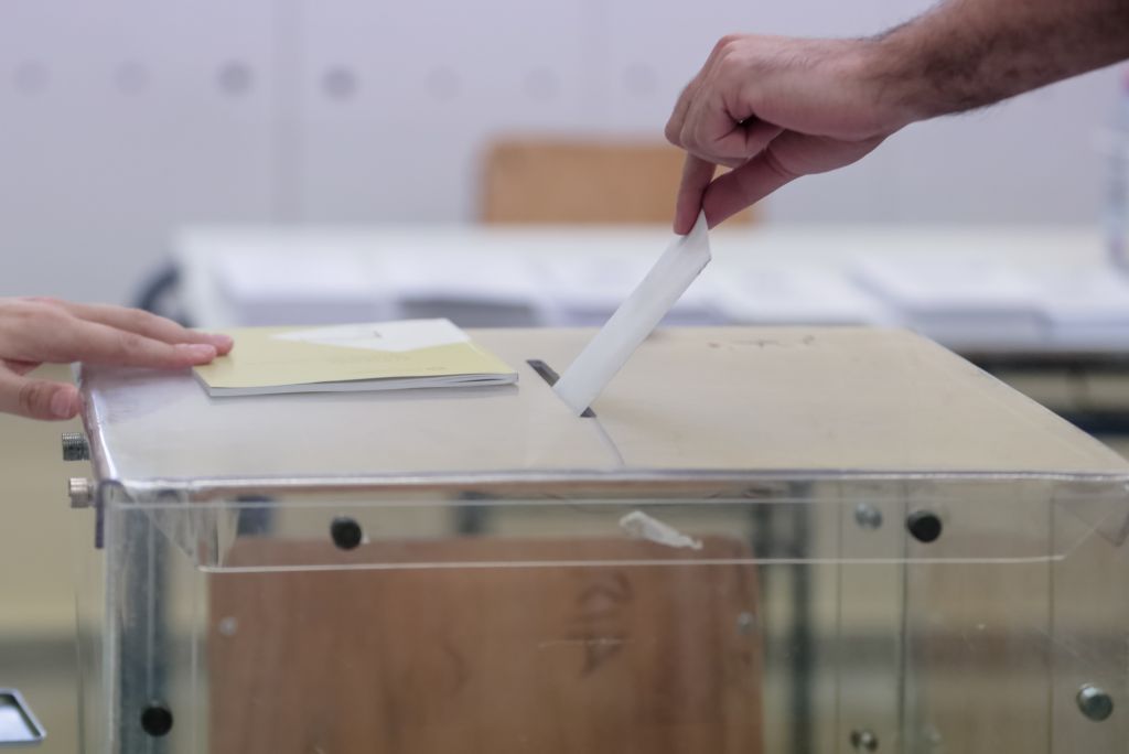 Βοσνία: 3,4 εκατ. ψηφοφόροι στις κάλπες – Η μάχη που θα κρίνει την πορεία προς την ΕΕ