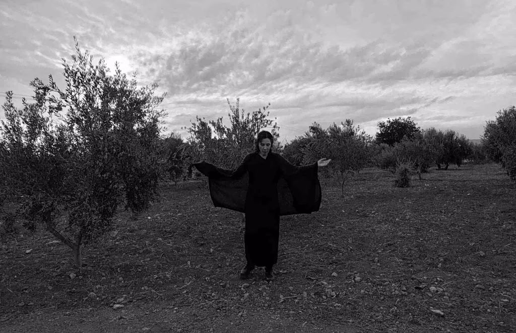 «Η Κόρη στον Άδη: Η Επιστροφή στη Γη»: Ένα θερμοκήπιο στον Ασπρόπυργο μετατρέπεται σε σκηνή τέχνης και μνήμης