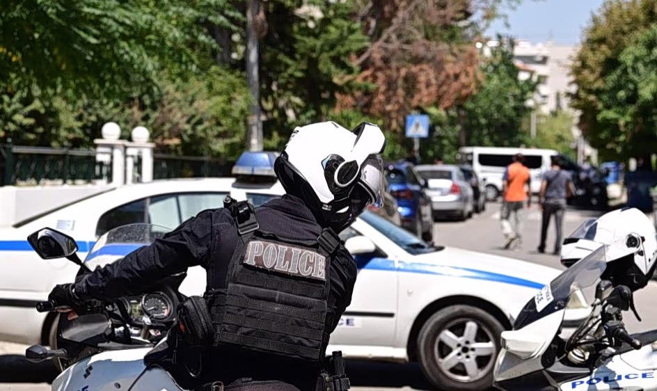 Ελευσίνα: Βίντεο «δείχνει» τον 18χρονο ως δράστη της επίθεσης – Τα ευρήματα στα σπίτια των δύο νεαρών