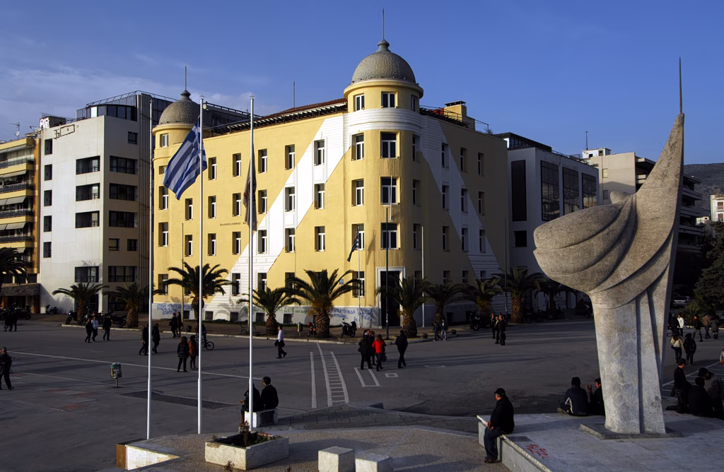Άγριο επεισόδιο στην παραλία του Βόλου: Δέκα άτομα περικύκλωσαν ταξί, κατέβασαν τους επιβάτες και τους ξυλοκόπησαν