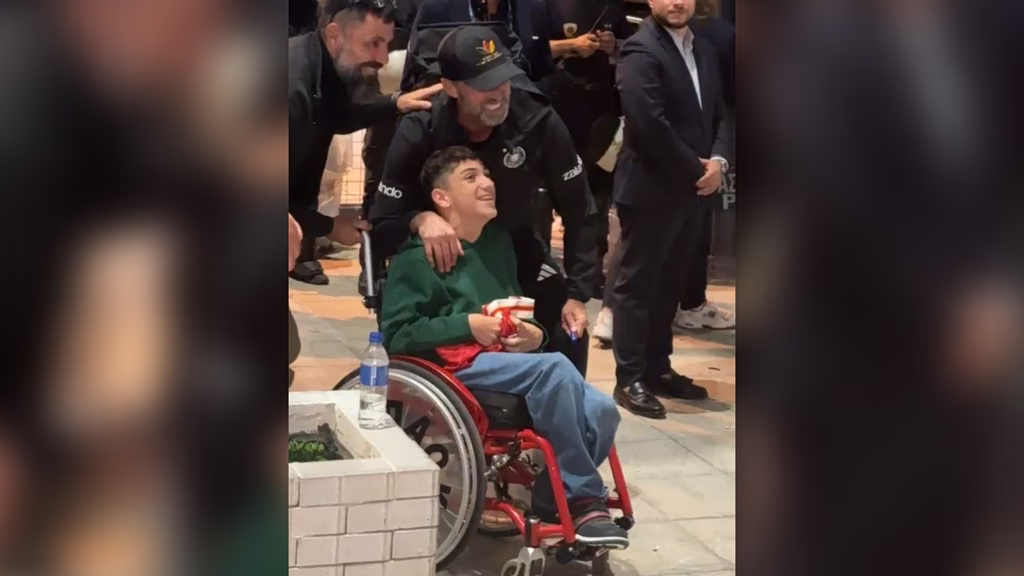 Γιούργκεν Κλοπ – μικρός Γιαννάκης: Η αγκαλιά που έκλεψε την παράσταση στην Τούμπα (vid)