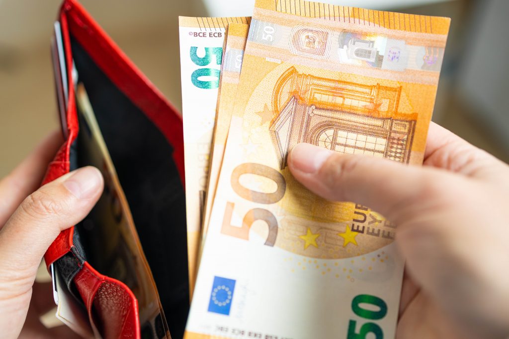 Η  αντικαταβολή μένει, τα μετρητά φεύγουν – Όλες οι νέες ρυθμίσεις